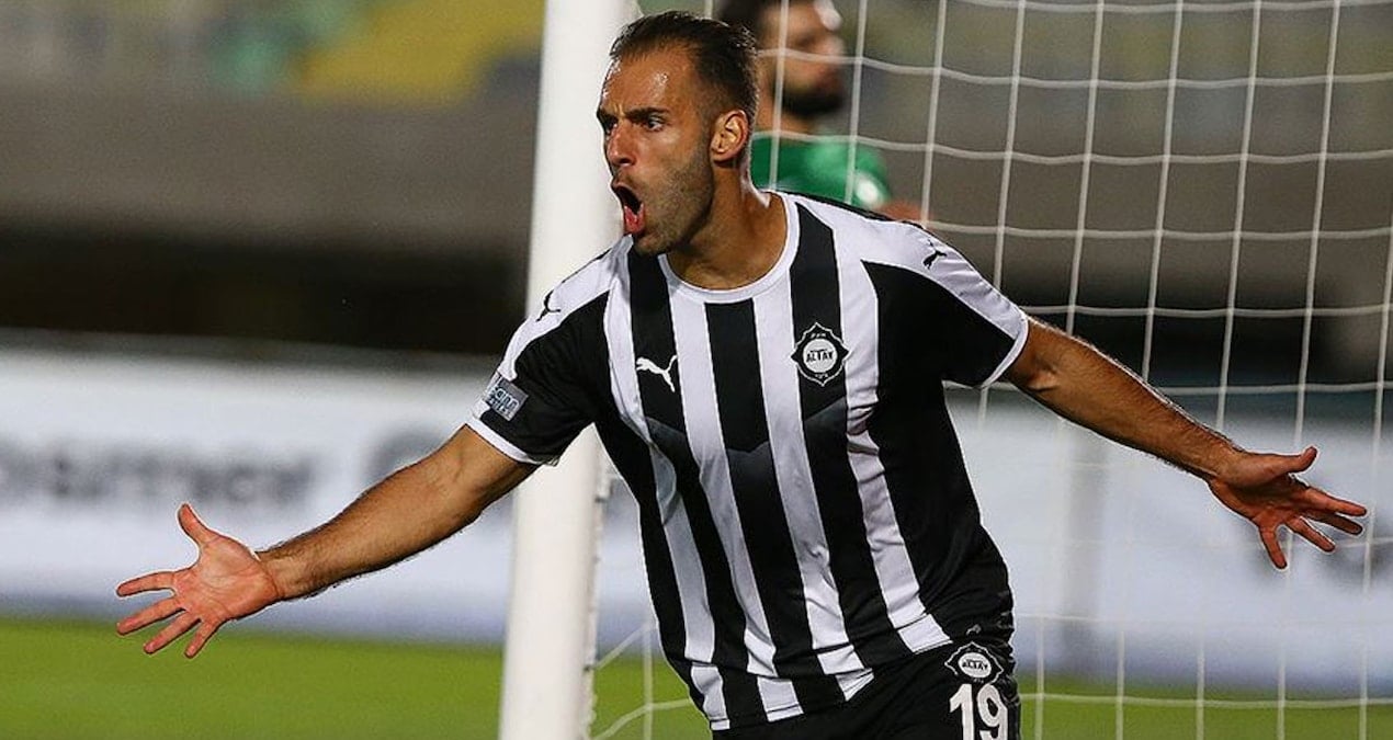 Türkiye'de 4 sezon gol kralı olmuştu: Futbola resmen veda etti