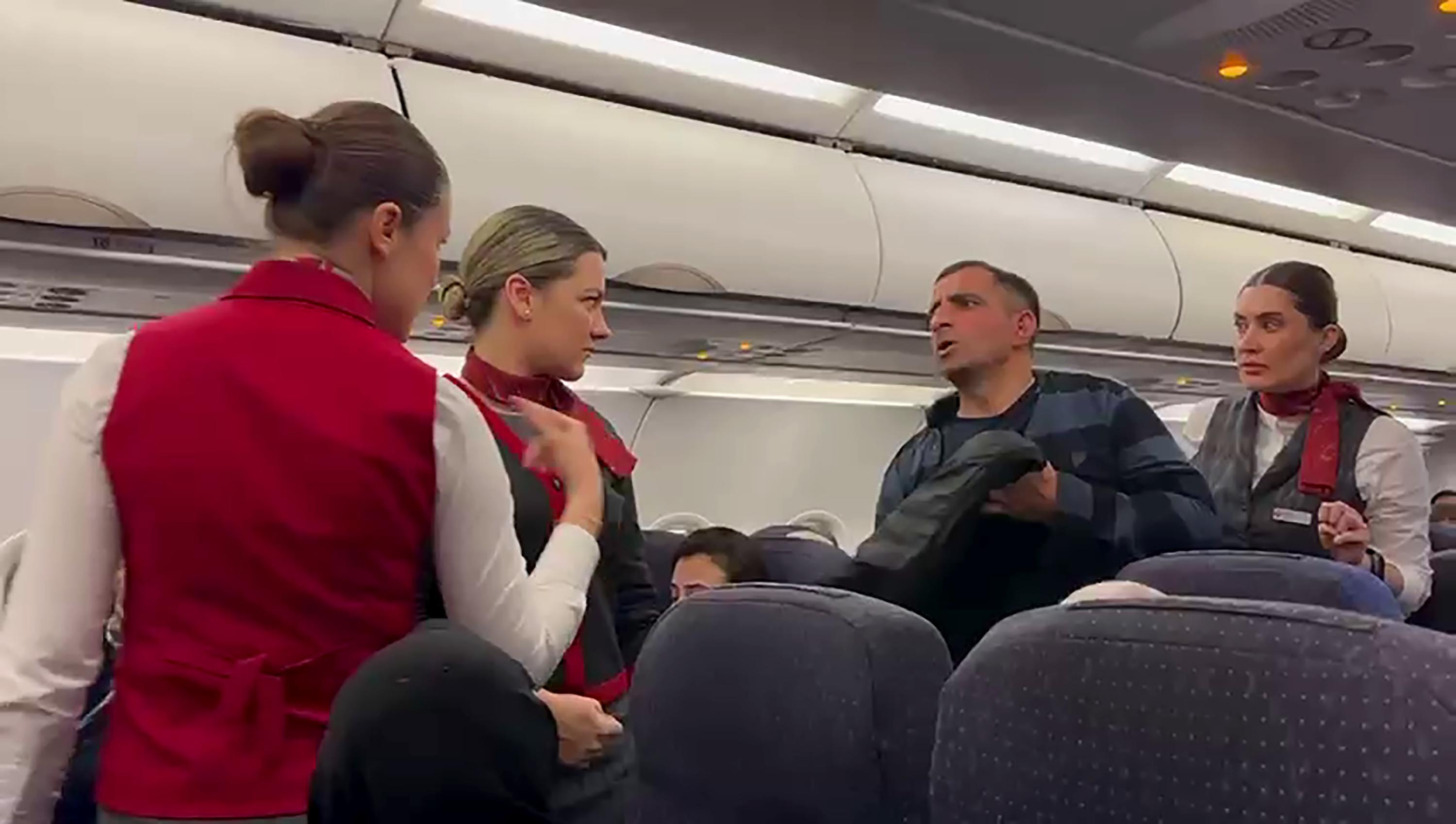 İstanbul uçağı kalkarken hosteslere seslendi: Helallik isteyip uçaktan indi!