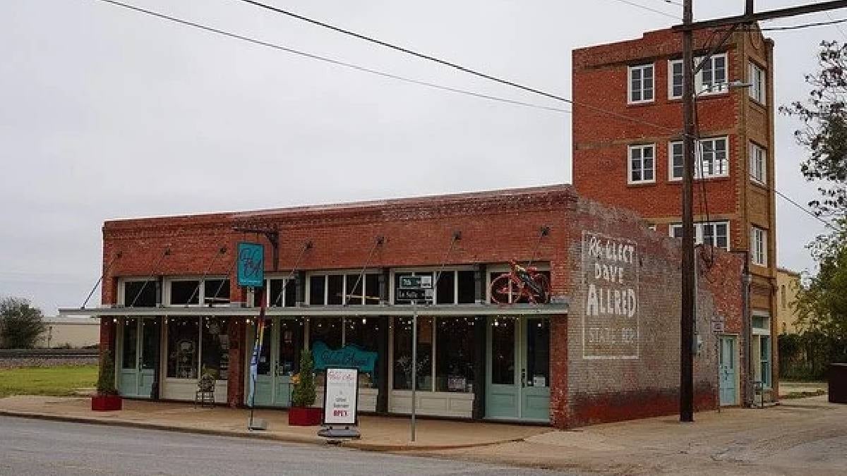 Dünyanın en küçük gökdeleni: Şehrin yıkmak istediği bina turist akınına uğruyor