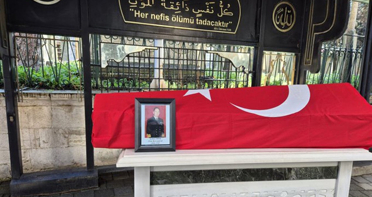 Kardak kahramanının bayrağını ailesi getirdi