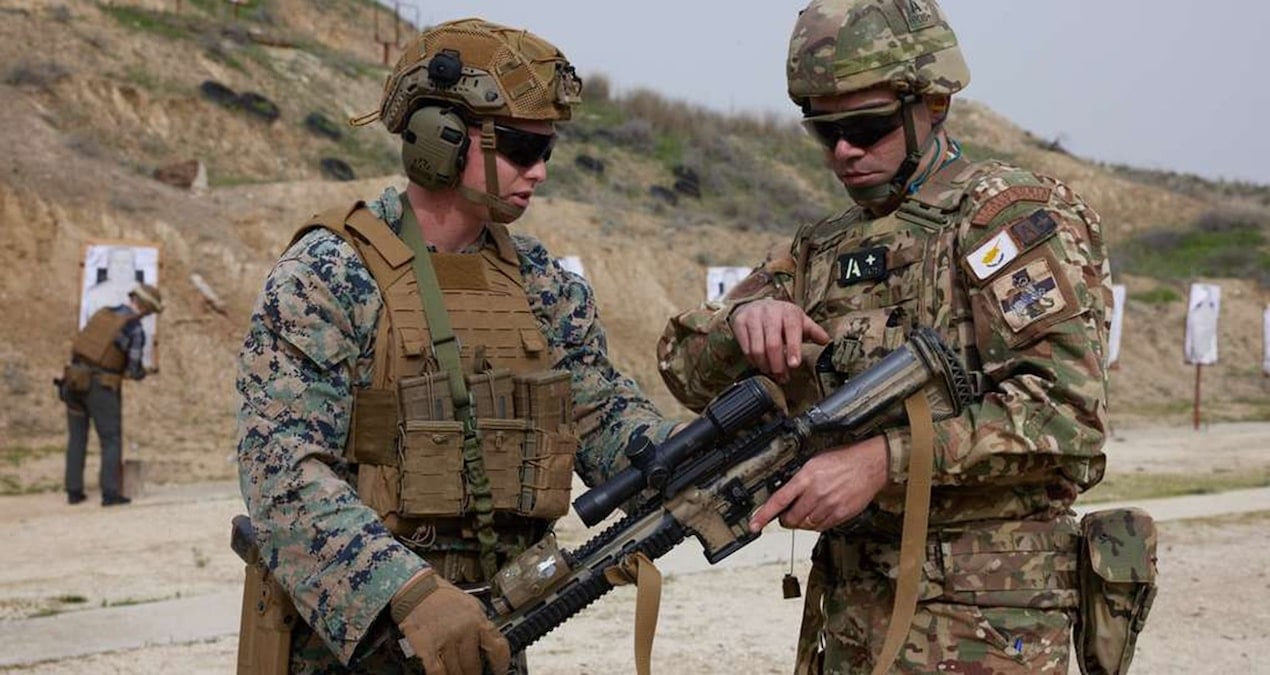 ABD teröristleri bıraktı Rum askerini eğitiyor