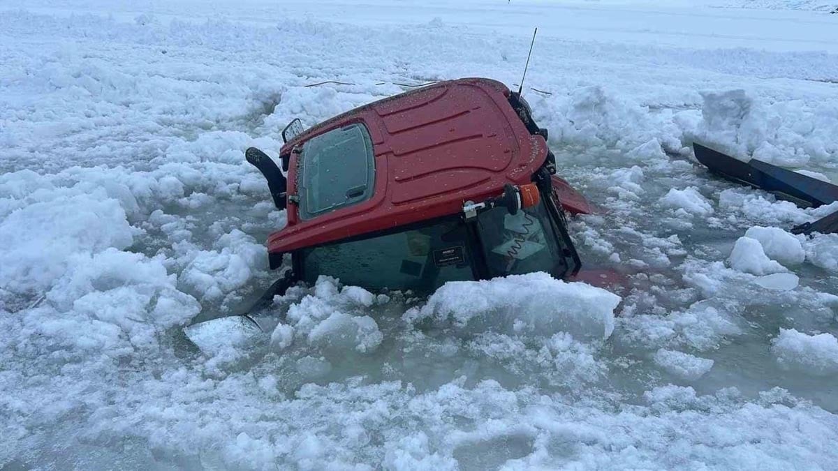Ardahan Çıldır Gölü'ne traktör düştü
