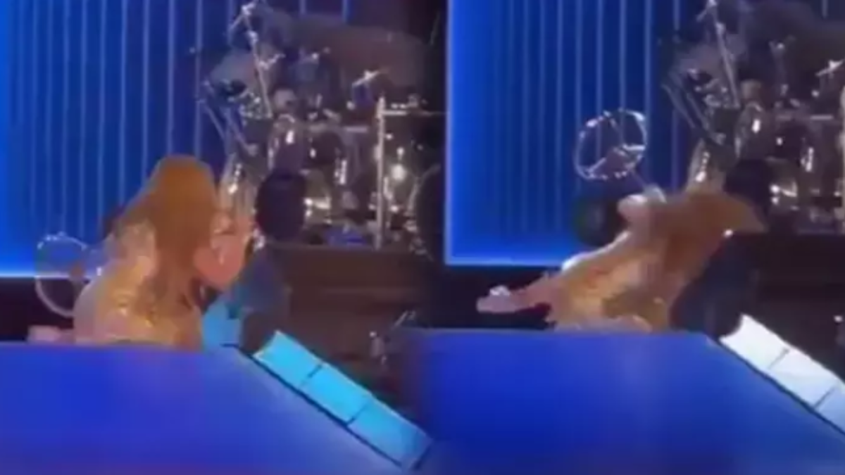 Sahnede fırtına gibi estiren ünlü şarkıcı yere kapaklandı