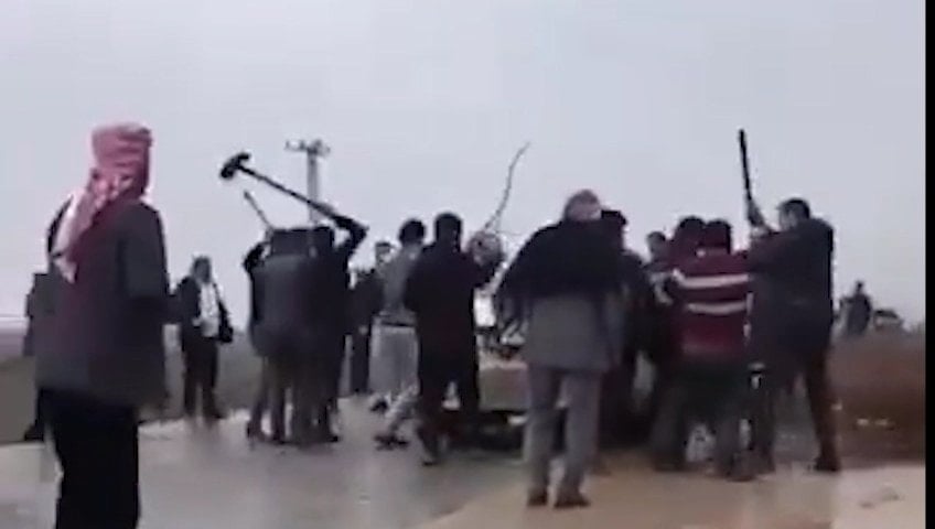 Şanlıurfa'da meydan savaşı gibi kavga: Taş, sopa ve küreklerle birbirlerine saldırdılar