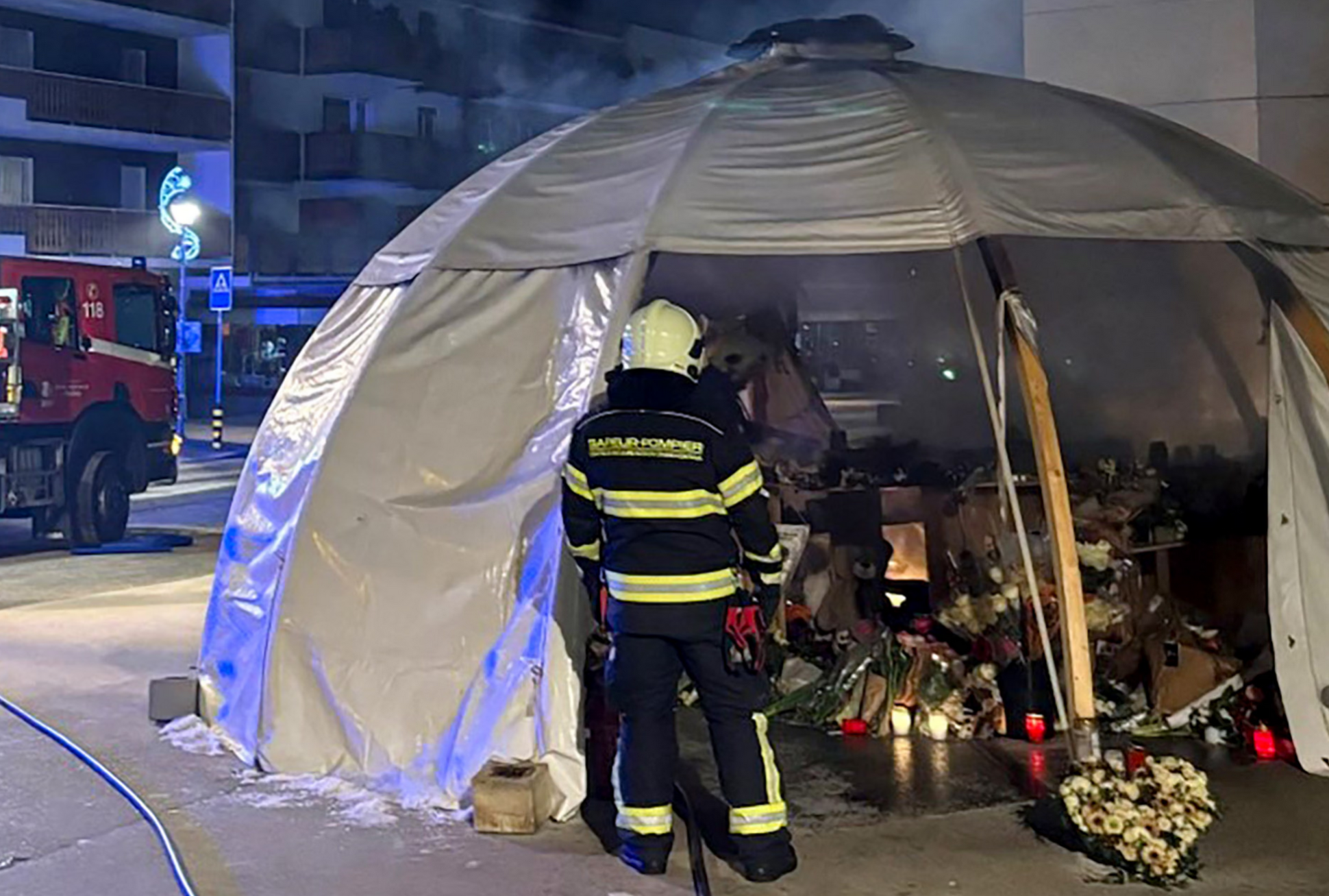 41 kişinin öldüğü yangın faciasının anıtı da yandı