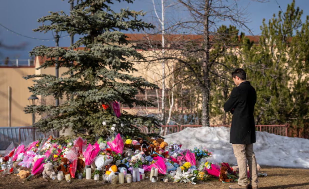 Kanada'daki okul katliamında siyasi rakipler, anma için el ele tutuştu