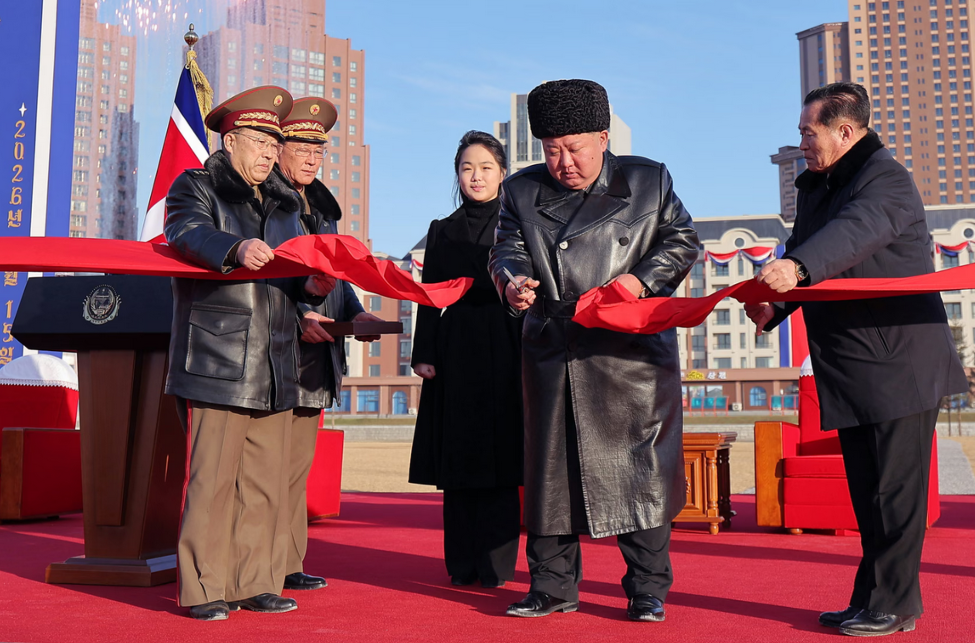 Kim Jong Un, Ukrayna'da ölen askerlerin aileleri için yapılan apartman sitesini açtı