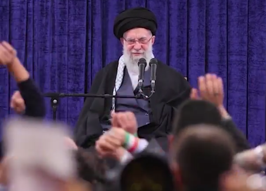 Tebriz'de Hamaney'in konuşma verdiği salon, Türkçe sloganlarla titredi: 'Azerbaycan şereftir, Pehlevi şerefsizdir'