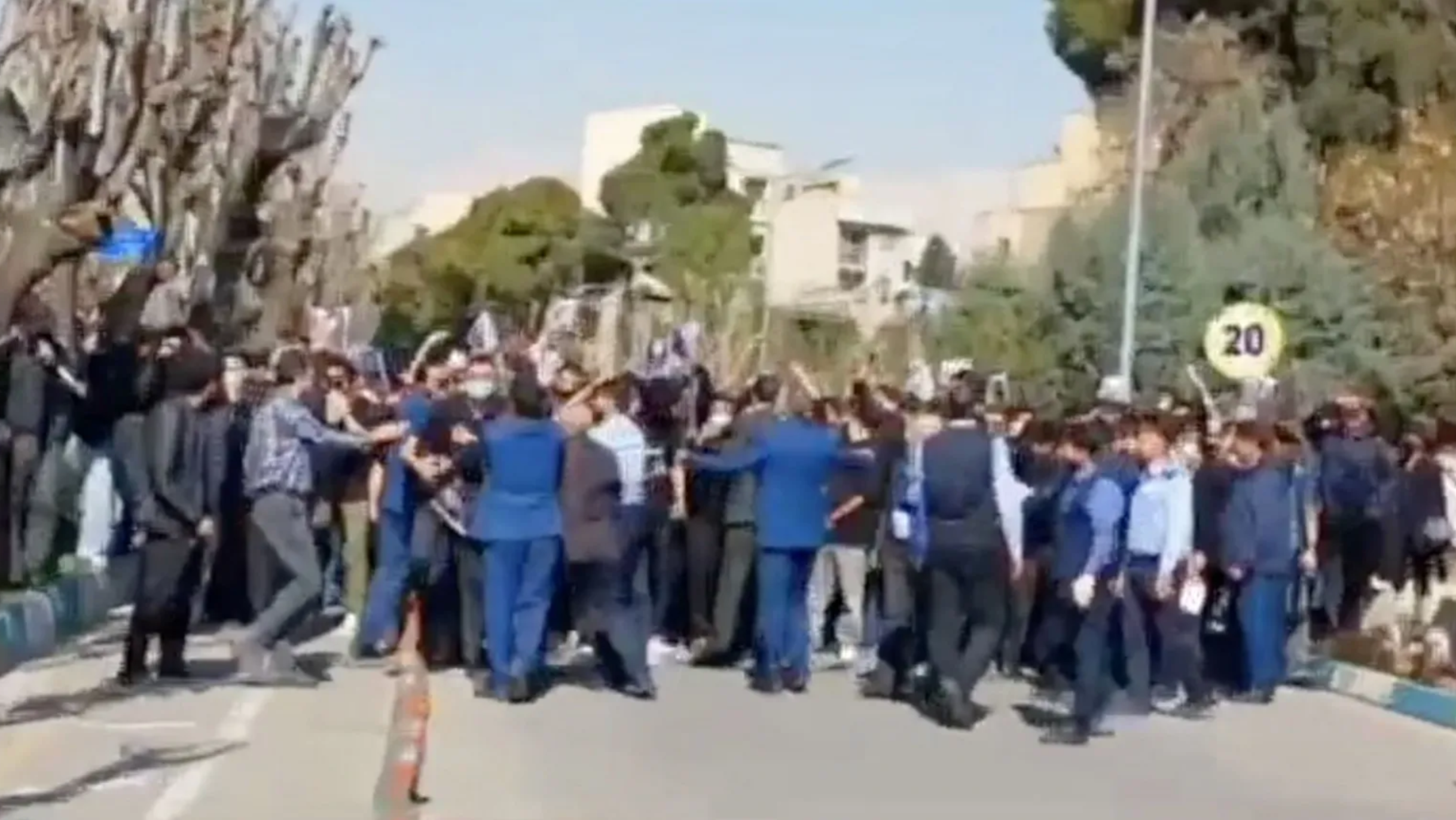 İran'da üniversite öğrencileri rejim bayrağı yaktı, ABD kapıya dayanınca tek bir kurşun bile atılmadı