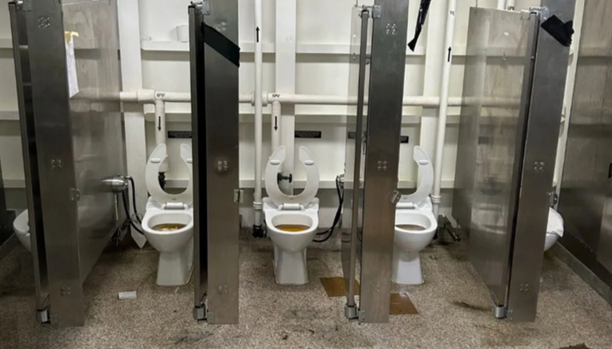 İran yolundaki 13 milyarlık uçak gemisinin tuvaletleri tıkandı: Mürettebat tuvalete gidemiyor