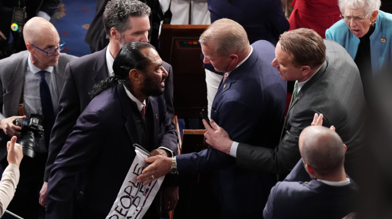 Trump'ın Kongre konuşmasında arbede çıktı: Güvenlik müdahale etti, apar topar çıkardılar