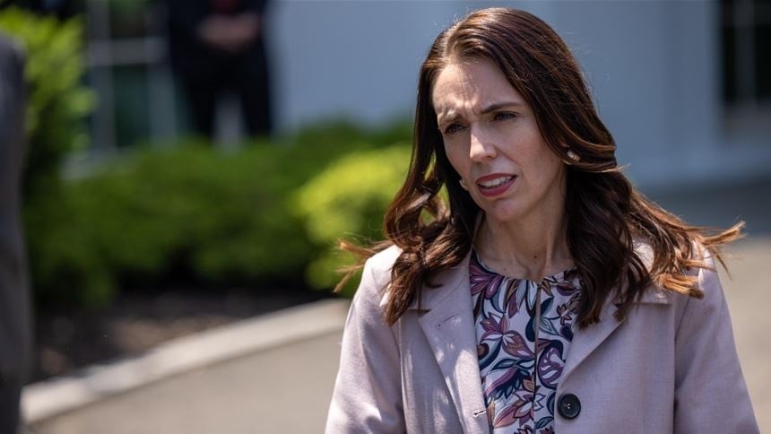 Eski başbakan ekonomik kriz yüzünden ülkesini terk etti