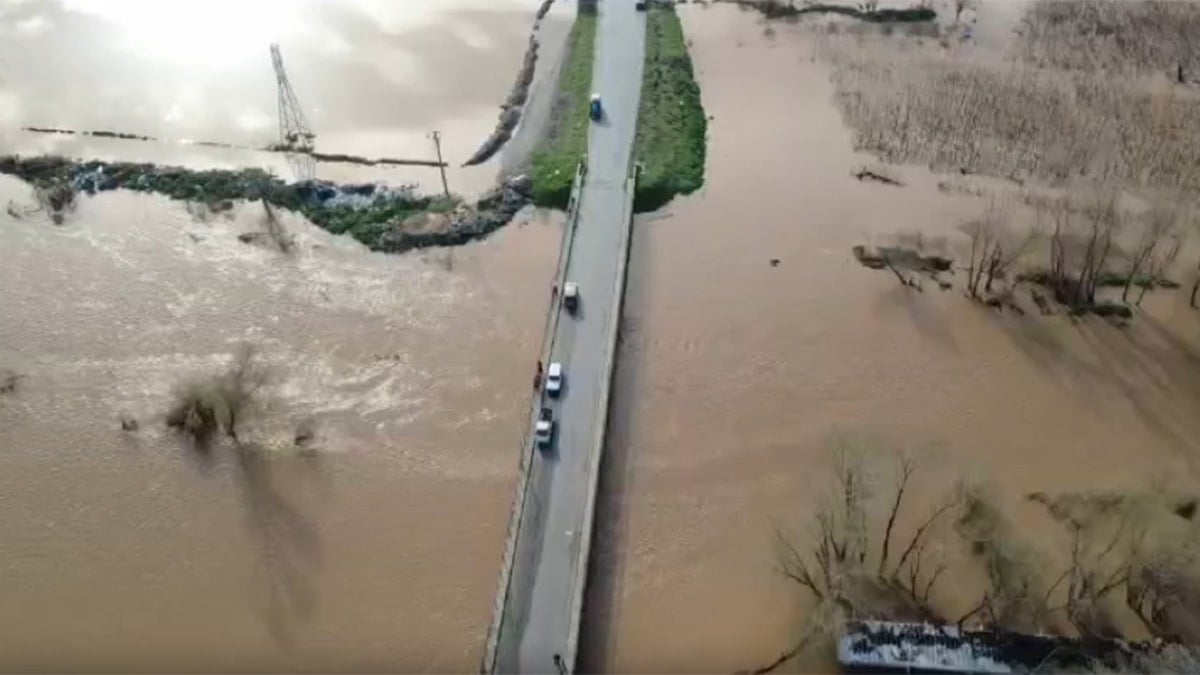 Sağanak sonrası köprü yıkıldı, yollar kapandı
