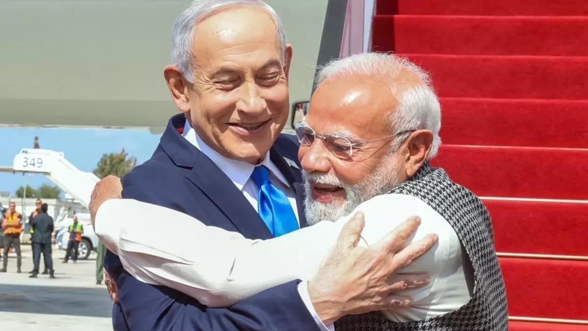 Hindistan Başbakanı uçaktan iner inmez Netanyahu'ya sarıldı