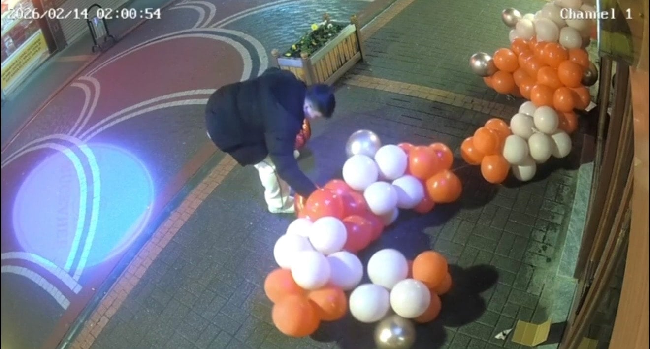 14 Şubat süslerine nefret kustu: Balonların üzerinde zıpladığı anlar kamerada