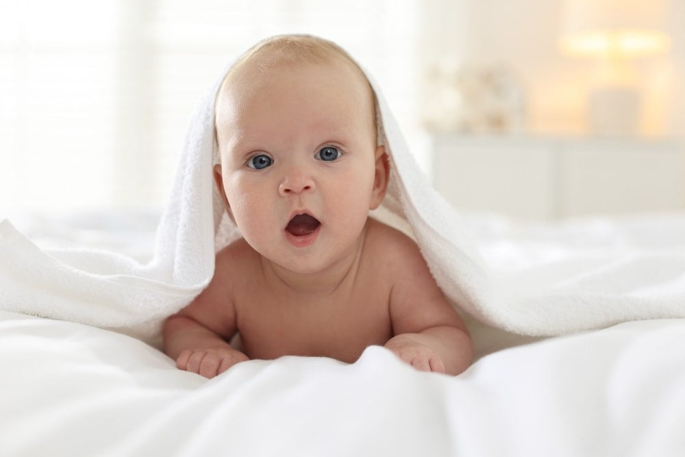 Herkes aksini düşünüyordu: Bebekler 2 aylıkken de yapabiliyormuş!