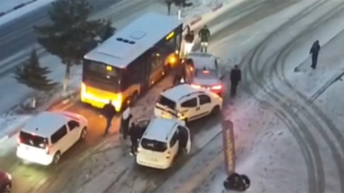 Kar yağışı sonrası zincirleme kaza: 6 araç birbirine girdi