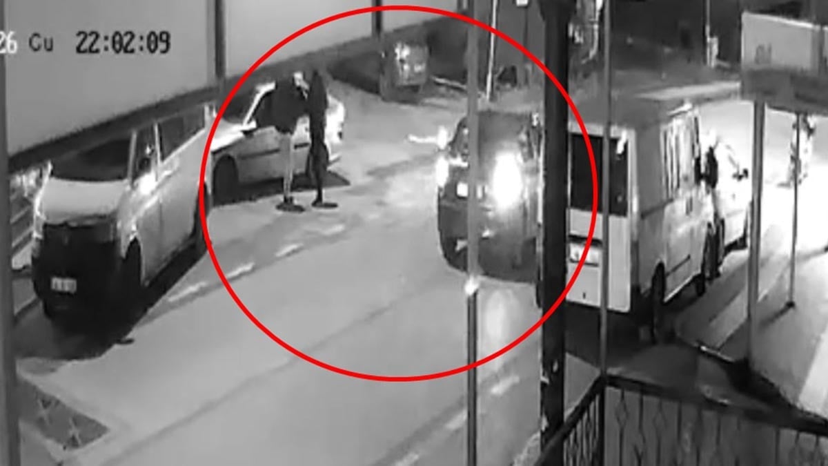 Kahvehaneden çıkıp aracına binen iki kişi kurşun yağmuruna tutuldu
