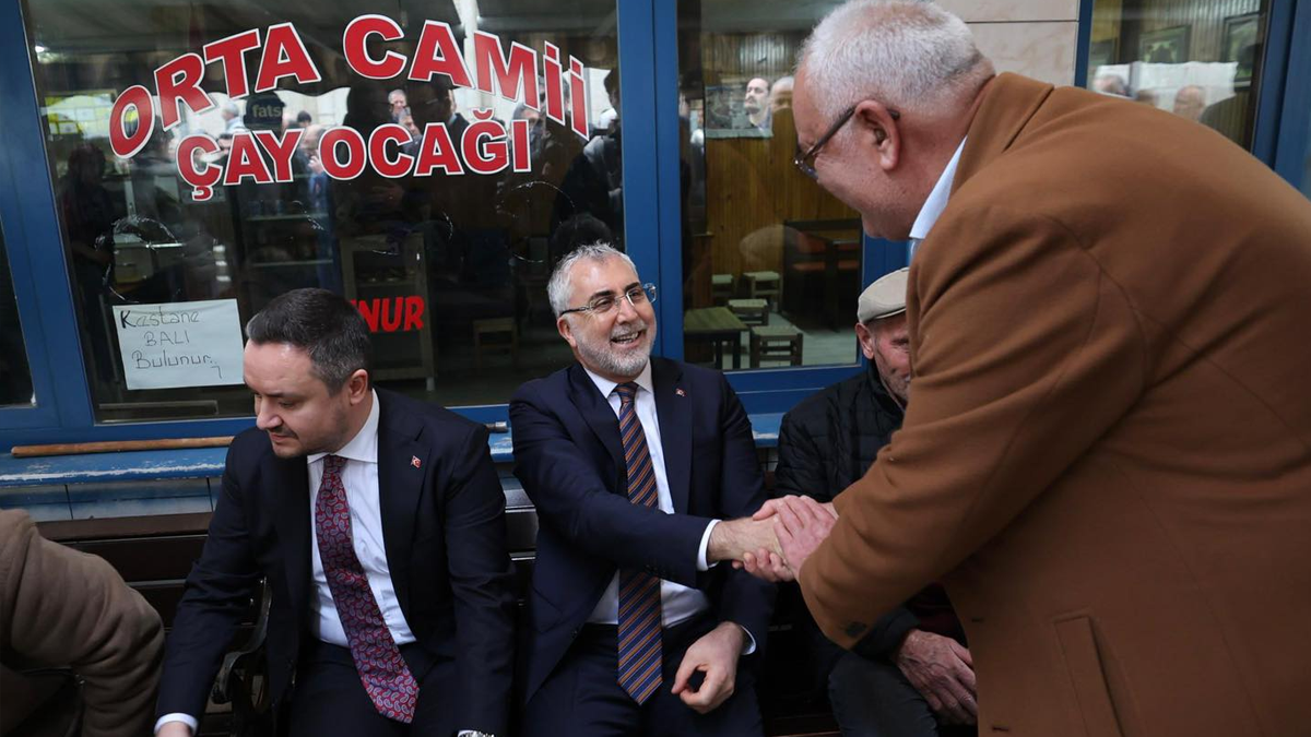 Bakan Işıkhan emekliye yarım simit ikram etti