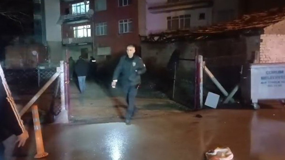 Sokak ortasında 2 kişi bacaklarından vuruldu