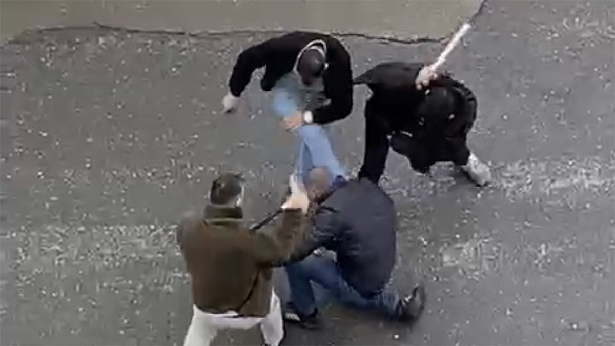 3 kişi tarafından sopalarla dövüldü, araya girenler de darbedildi