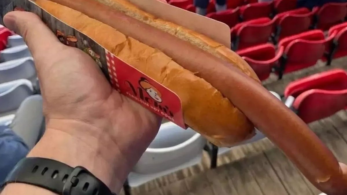 Nottingham Forest stadındaki sosislinin fiyatı sosyal medyada gündem oldu