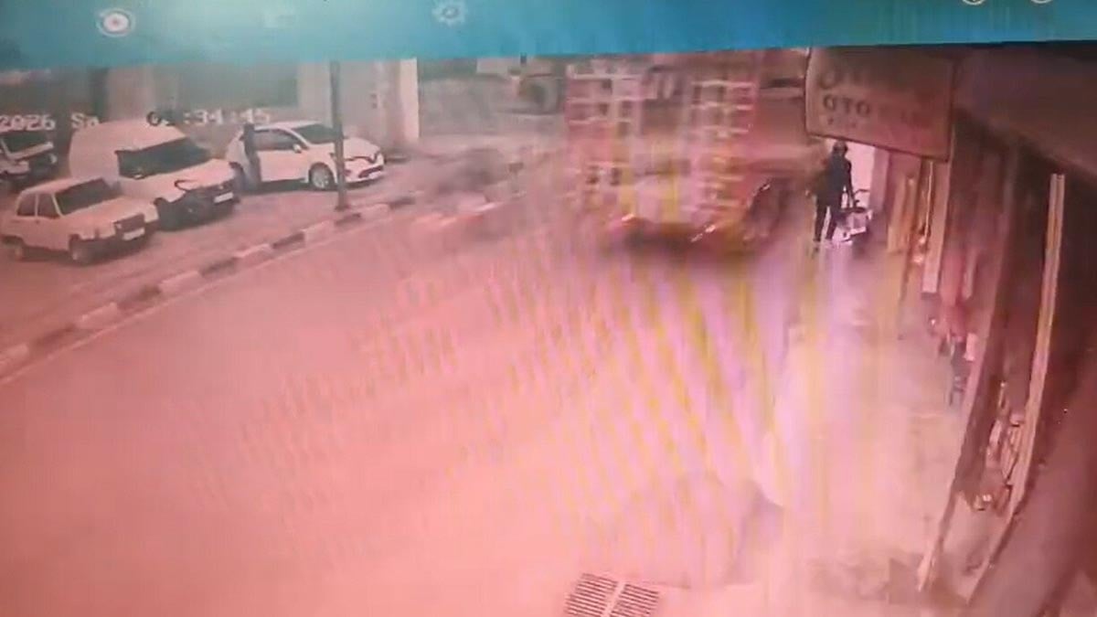 Manisa’da korkutan kazada kamyonun üzerindeki iş makinesi liseli gence çarptı