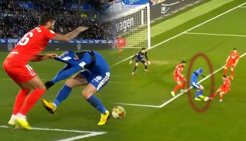 Son 100 yılın en tuhaf penaltısı! Formayı başına geçirdi...