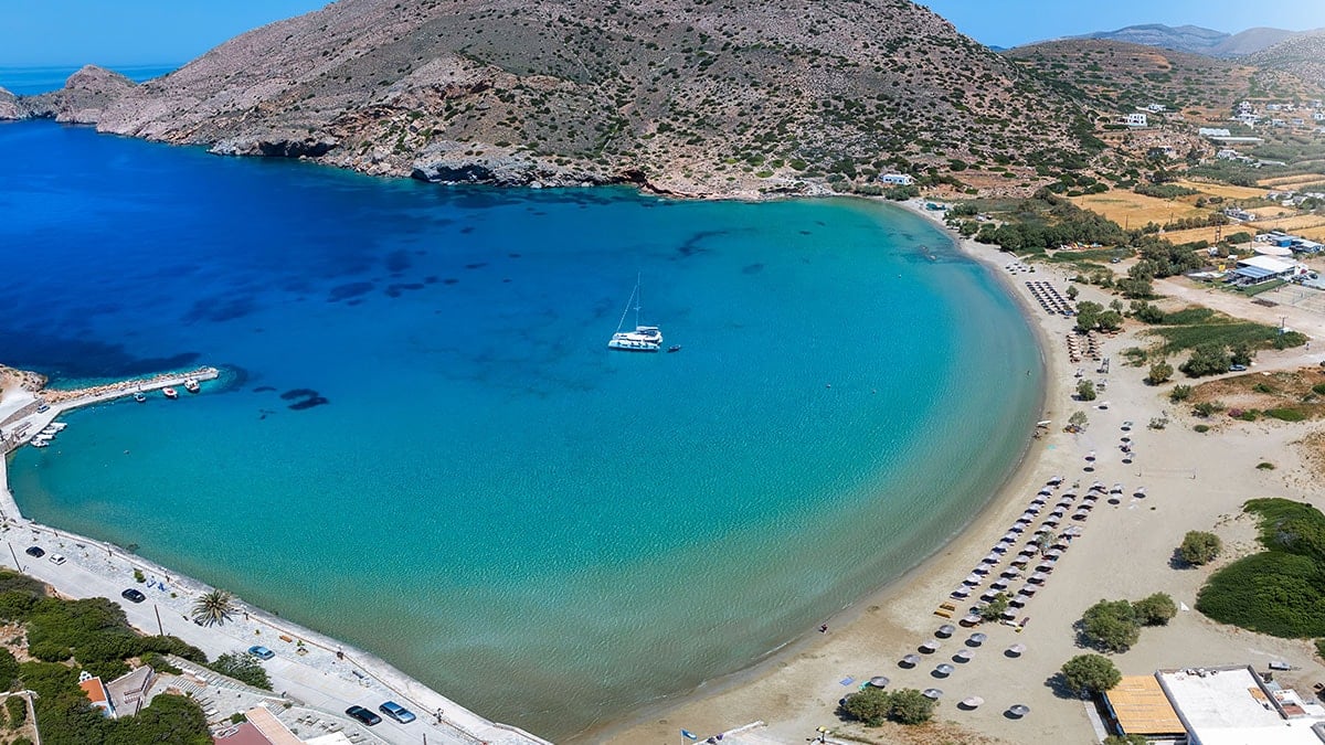 Ege Denizi'ndeki bu adaya giden tek bir şartla yeme içmeye para vermeden bedava konaklıyor