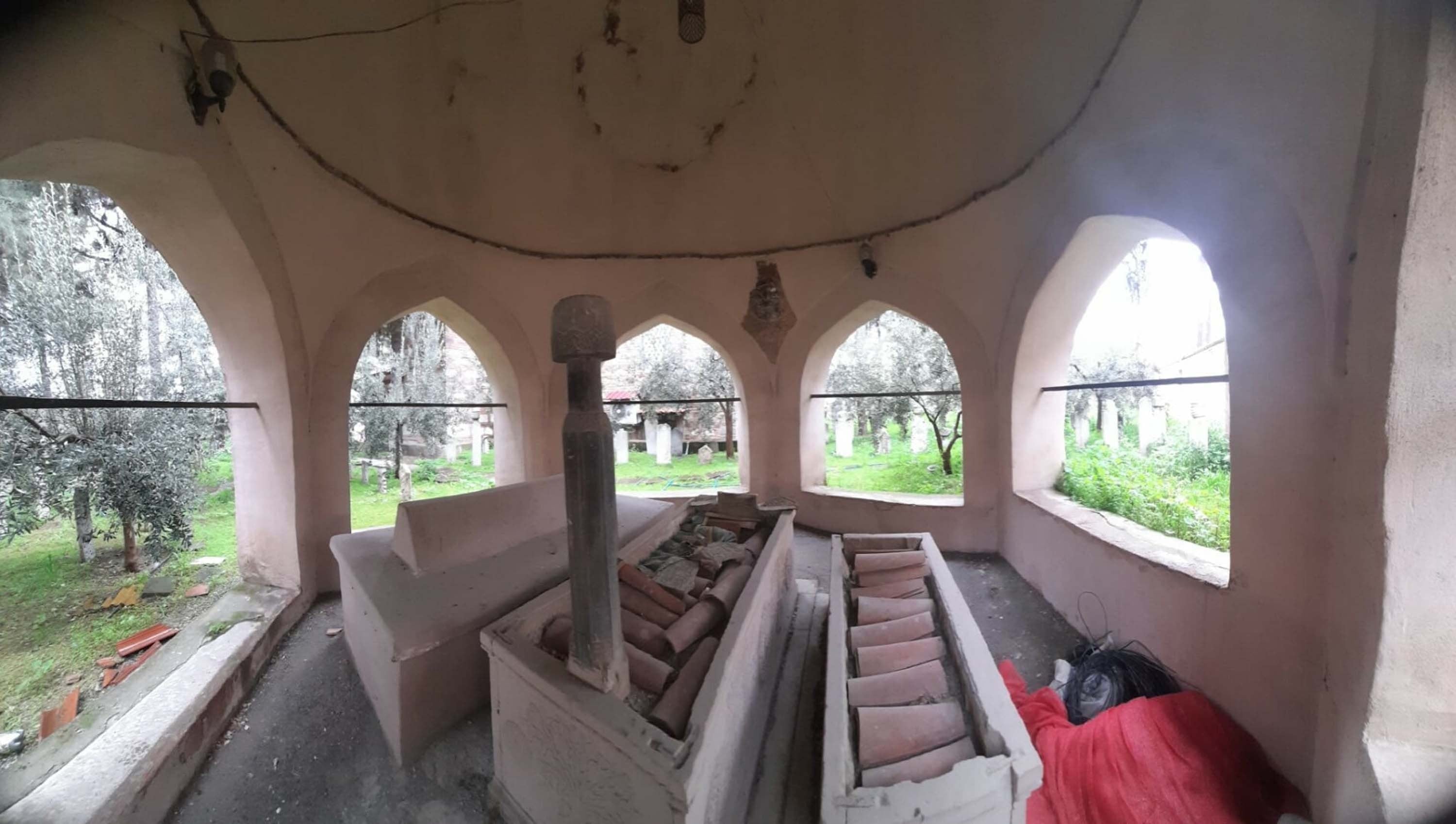 472 yıllık tarihi mezarlığı tahrip ettiler