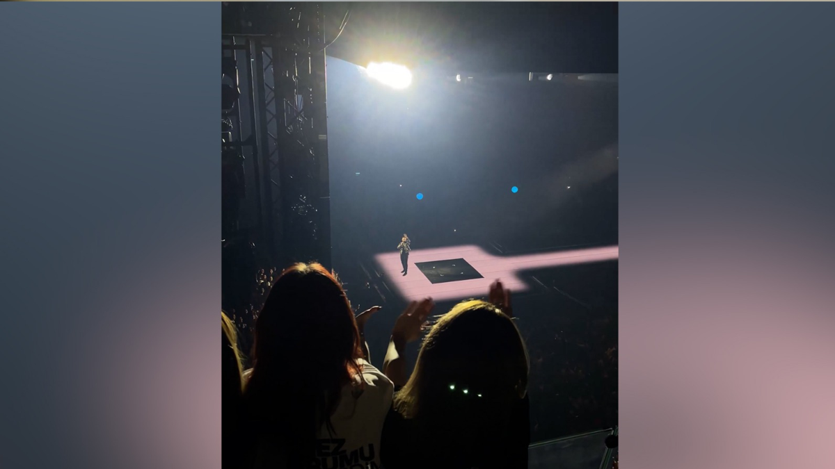 Tarkan'dan sahneden Manifest kızlarına seslendi: Yolunuz açık olsun sizi seviyoruz