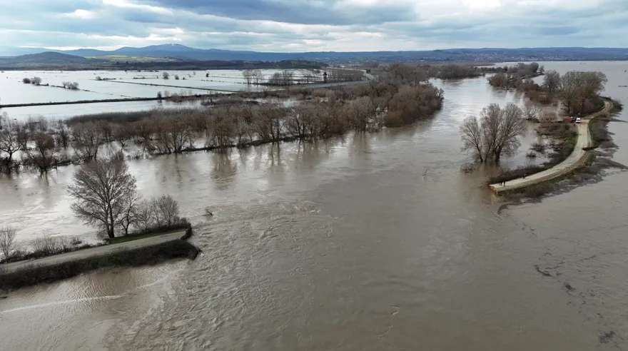 Sular kritik eşiği geçince Valilik kırmızı alarm verdi: Tarihi köprü trafiğe kapatıldı