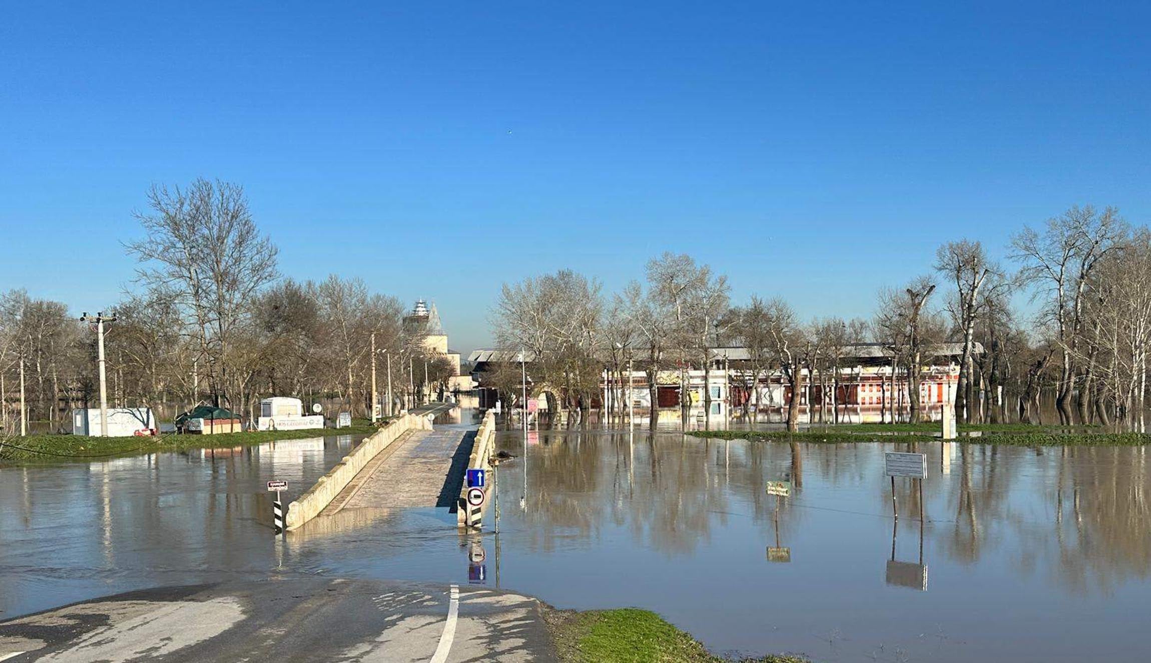 Meriç ve Tunca nehirleri taştı: Kırkpınar Er Meydanı sulara gömüldü