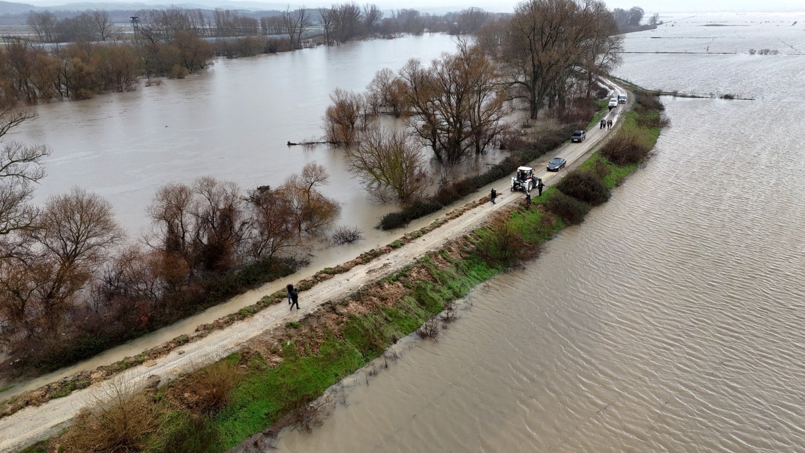 Debi aniden yükseldi yüzlerce dönüm arazi sular altında !
