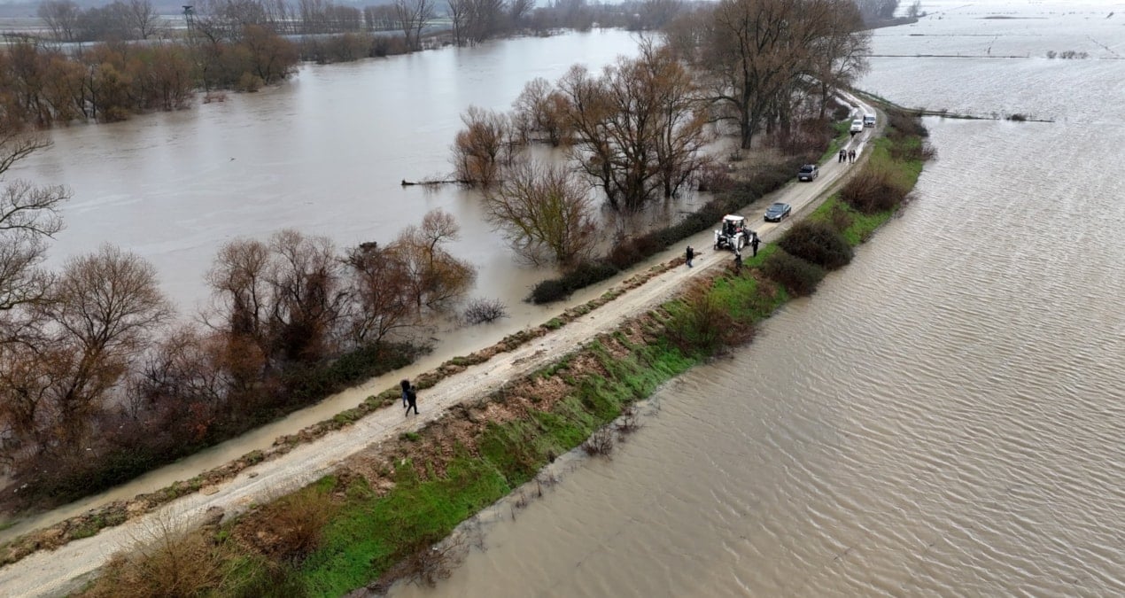 Debi aniden yükseldi yüzlerce dönüm arazi sular altında!