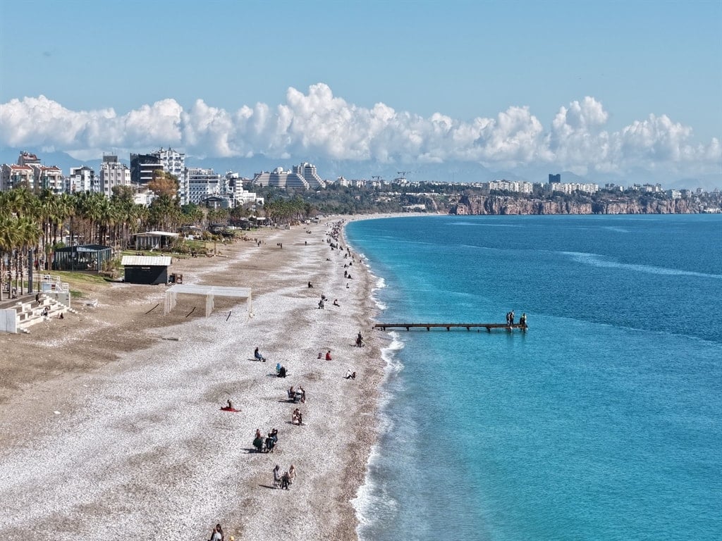 Antalya'da güneşi gören sahile koştu