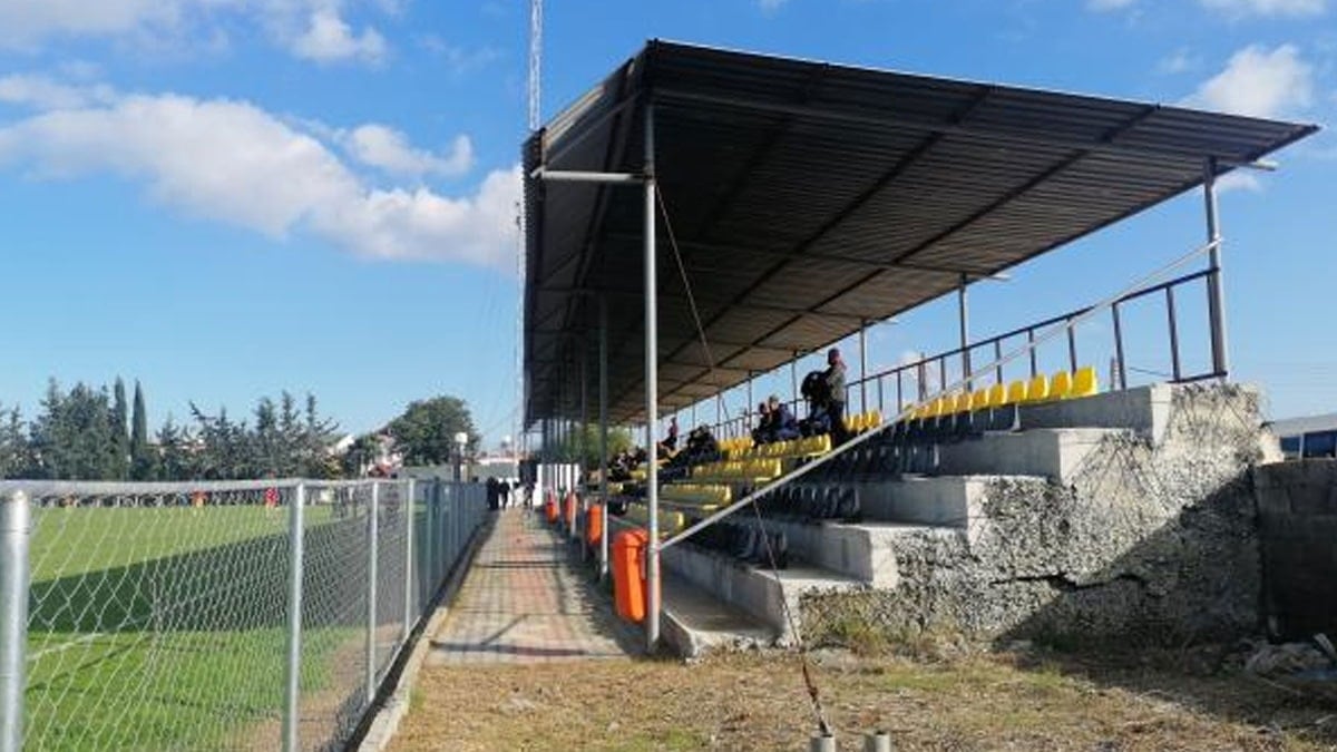 Bu stadın yarısı Türk yarısı İngiliz topraklarında: Aynı maçta iki kaleci iki farklı ülkede