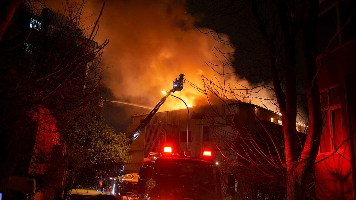 Üsküdar’da 7 katlı binada yangın: Alevler çatıyı tamamen sardı