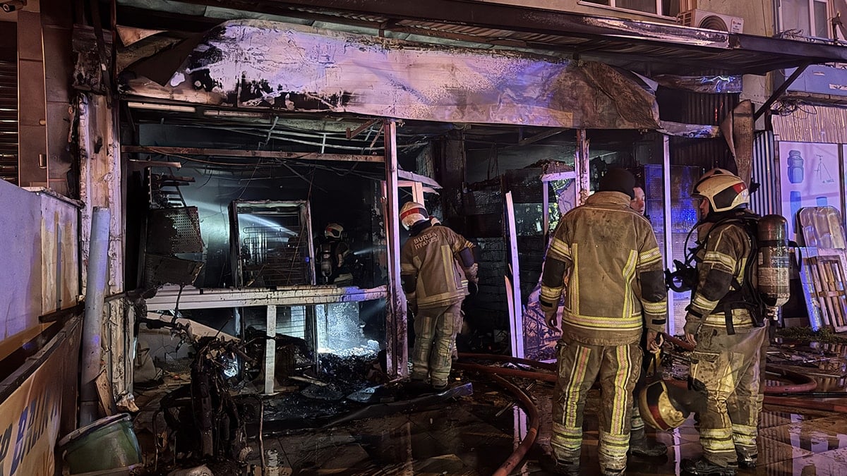 Bursa’da iş yerinde çıkan yangın üst kattaki eve sıçradı: 2 kişi hastaneye kaldırıldı