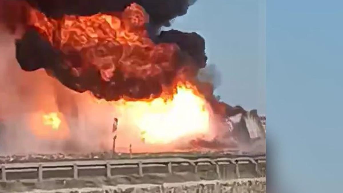 Şanlıurfa'da devrilen yakıt yüklü TIR yandı