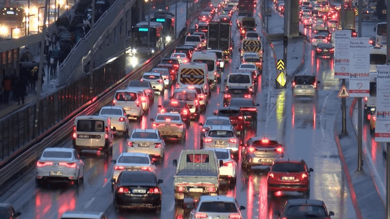 İstanbul'da pazartesi çilesi: Trafik kilitlendi