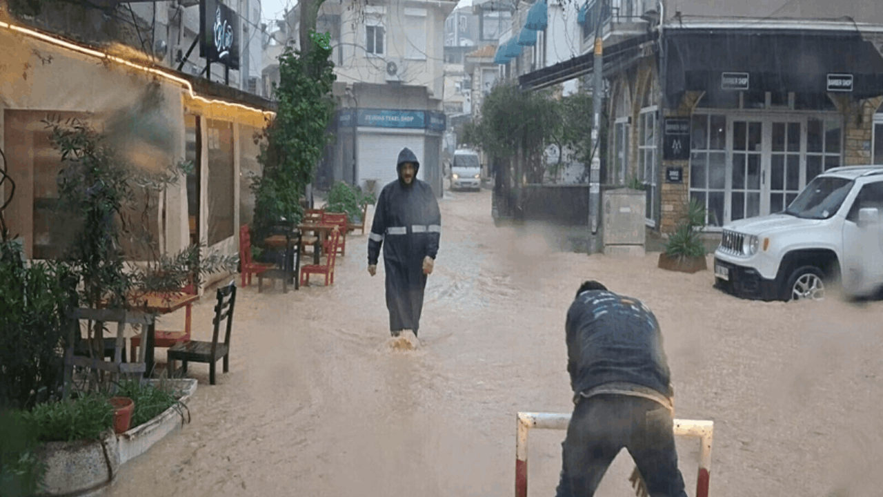 İzmir Çeşme’de sağanak; yollar göle döndü