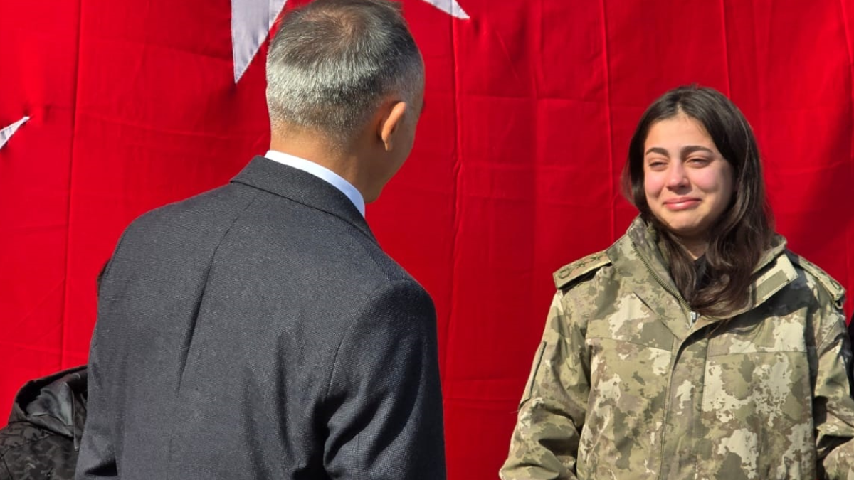 3 yıldır yanından ayırmadı: Parkasını veren komutanla buluşmasında gözyaşları sel oldu