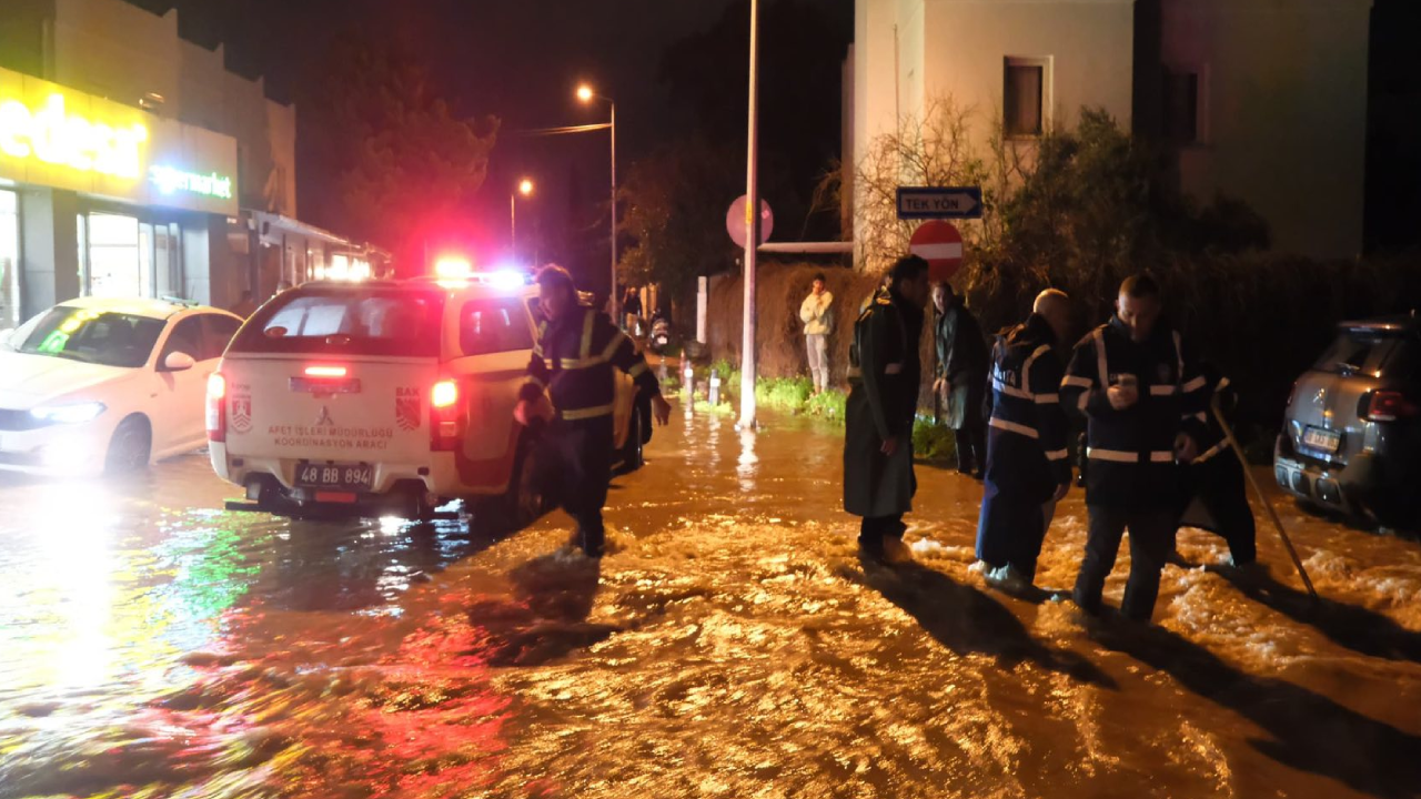 Bodrum ve Marmaris’te sel felaketi bir belediye personeli sel sularında kayboldu