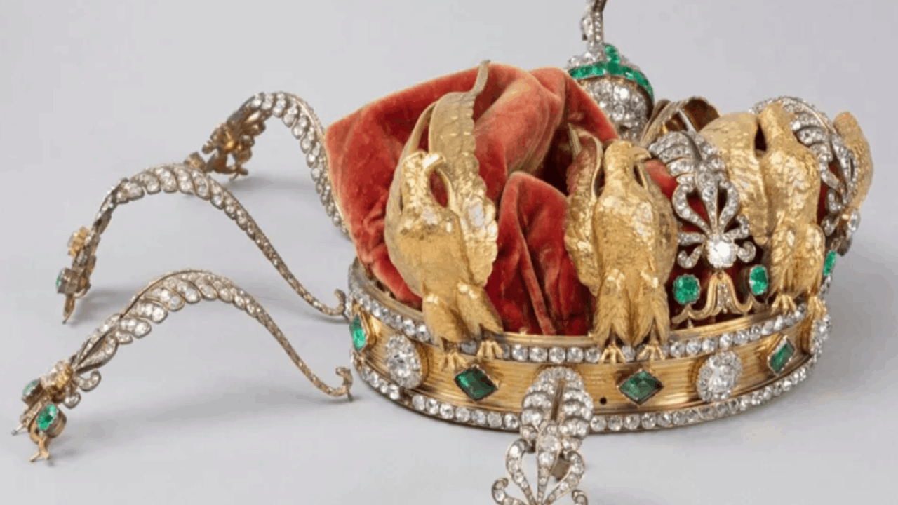 Louvre Müzesi soygunda düşürülen tacı paylaştı