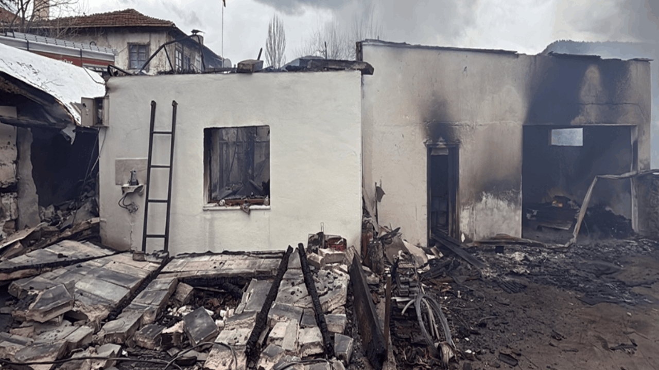 Karabük'te 4 ev, ahır ve traktör yandı, hayvanlar öldü