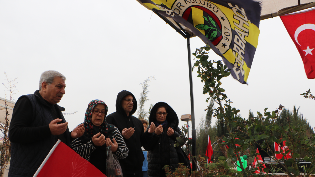  Fenerbahçe bayrakları asılan mezarlıkta ağabeyini andı; enkazdan boynunda takımının atkısıyla çıktı