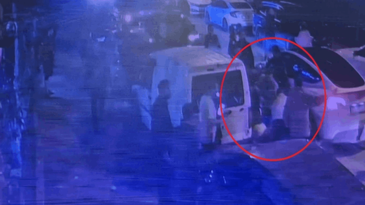 Halı saha önünde yığılan yaralıya maçtaki doktorlar koştu