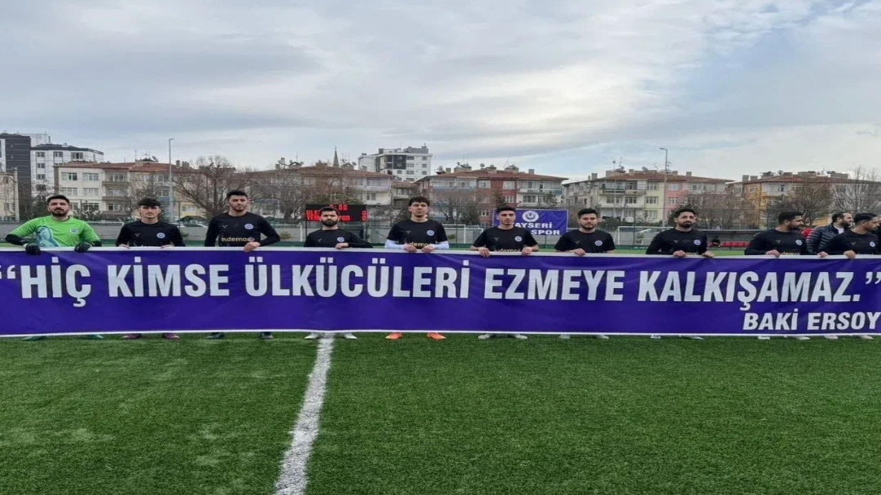 Yeşil sahada siyasi içerikli pankart tepki çekti