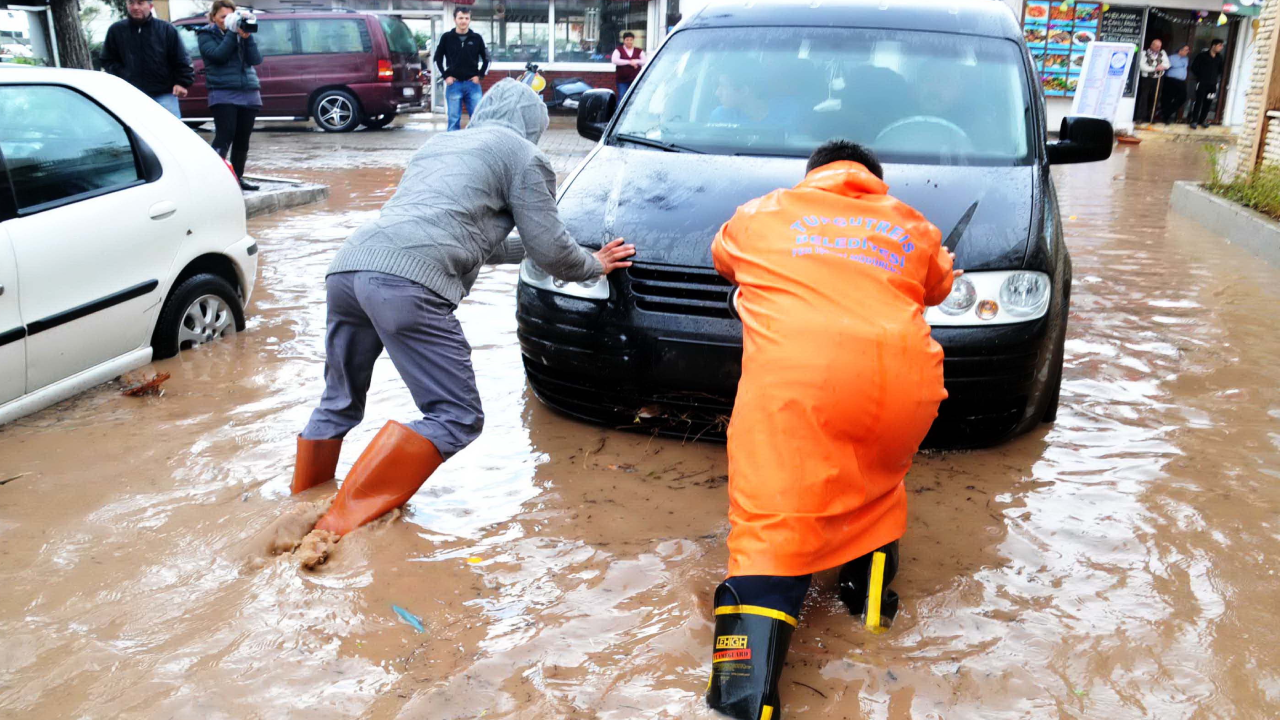 Bodrum'u sel vurdu: Taşımalı eğitime ara verildi